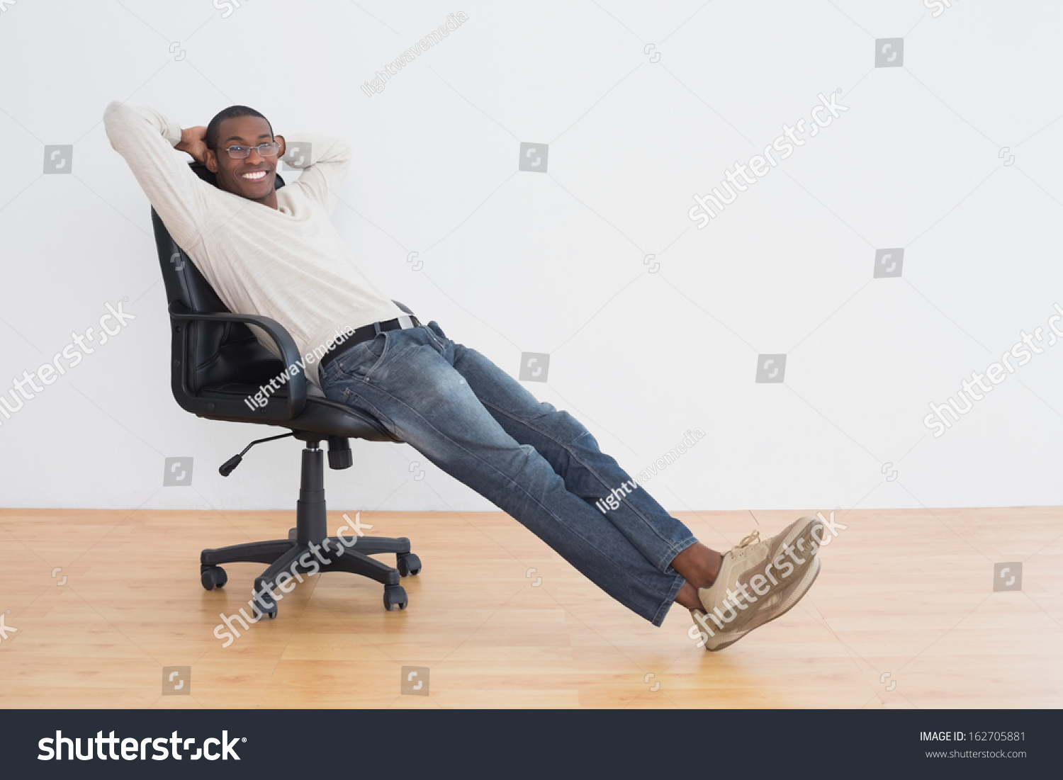 Человек лежит в кресле