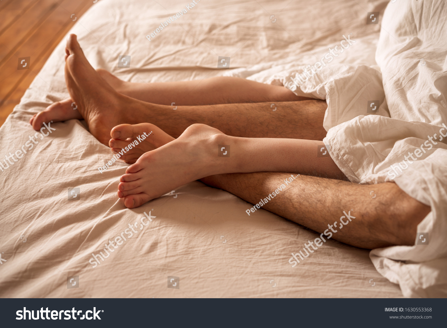 грязные ноги на кровати