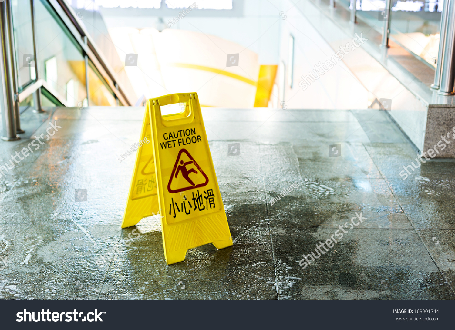 caution wet floor meaning in hindi