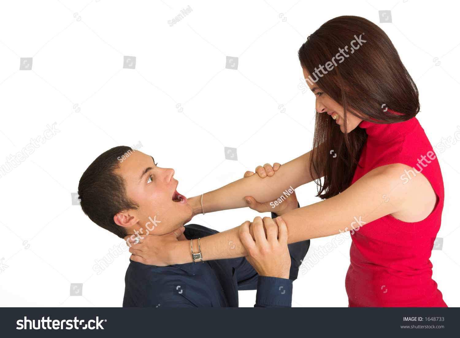 Woman strangle man. Женщина душит мужчину фото.