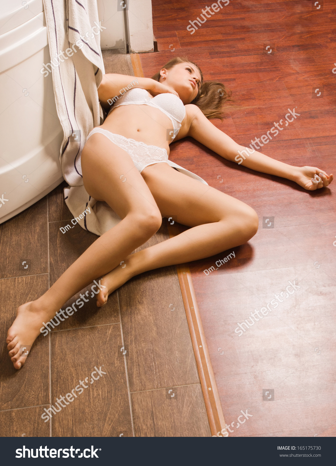 голая женщина лежит на полу фото фото 62