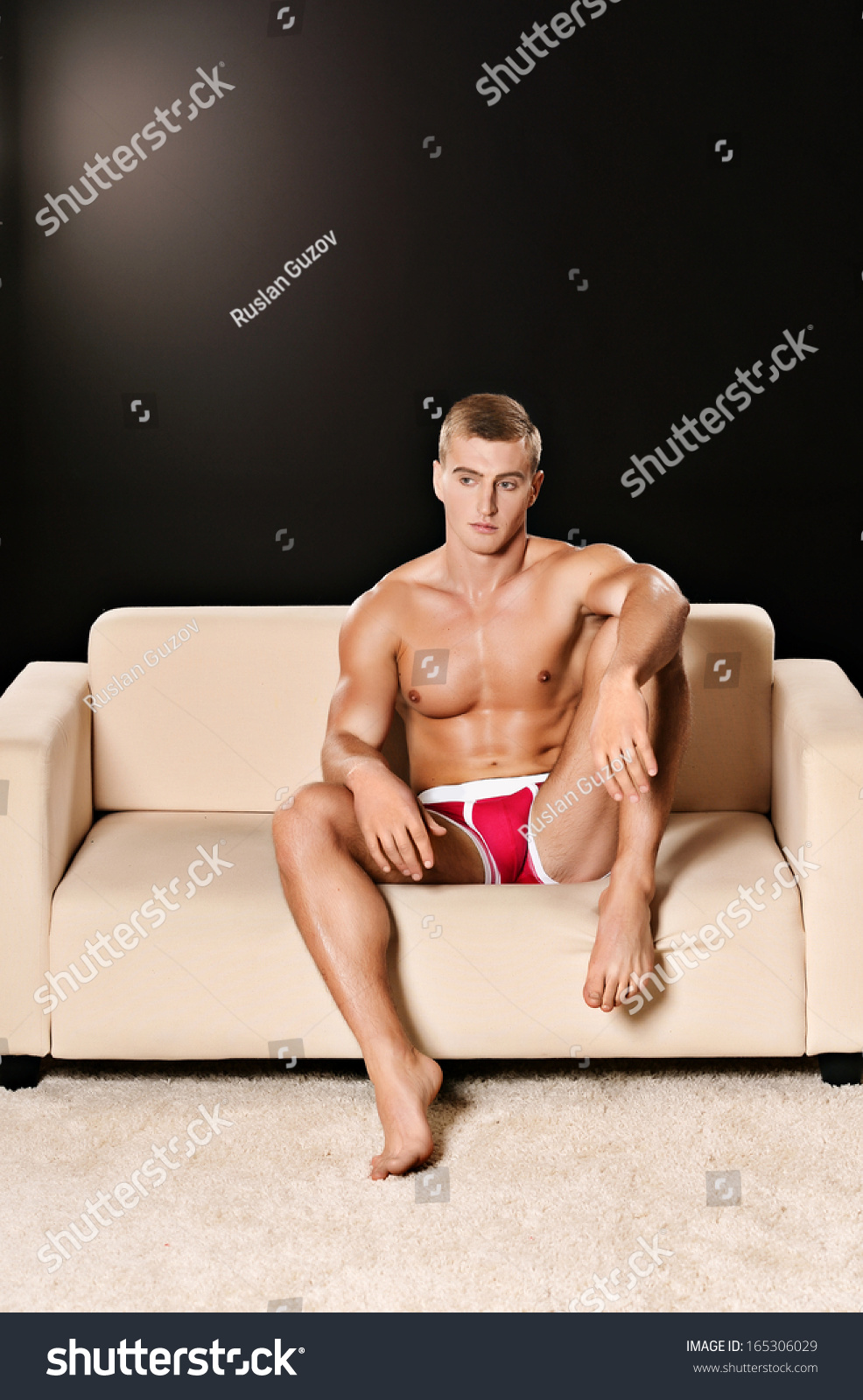 голая парень на диване фото фото 17