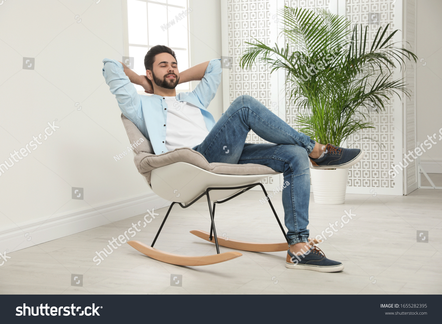 Фотосессия в кресле качалке парень
