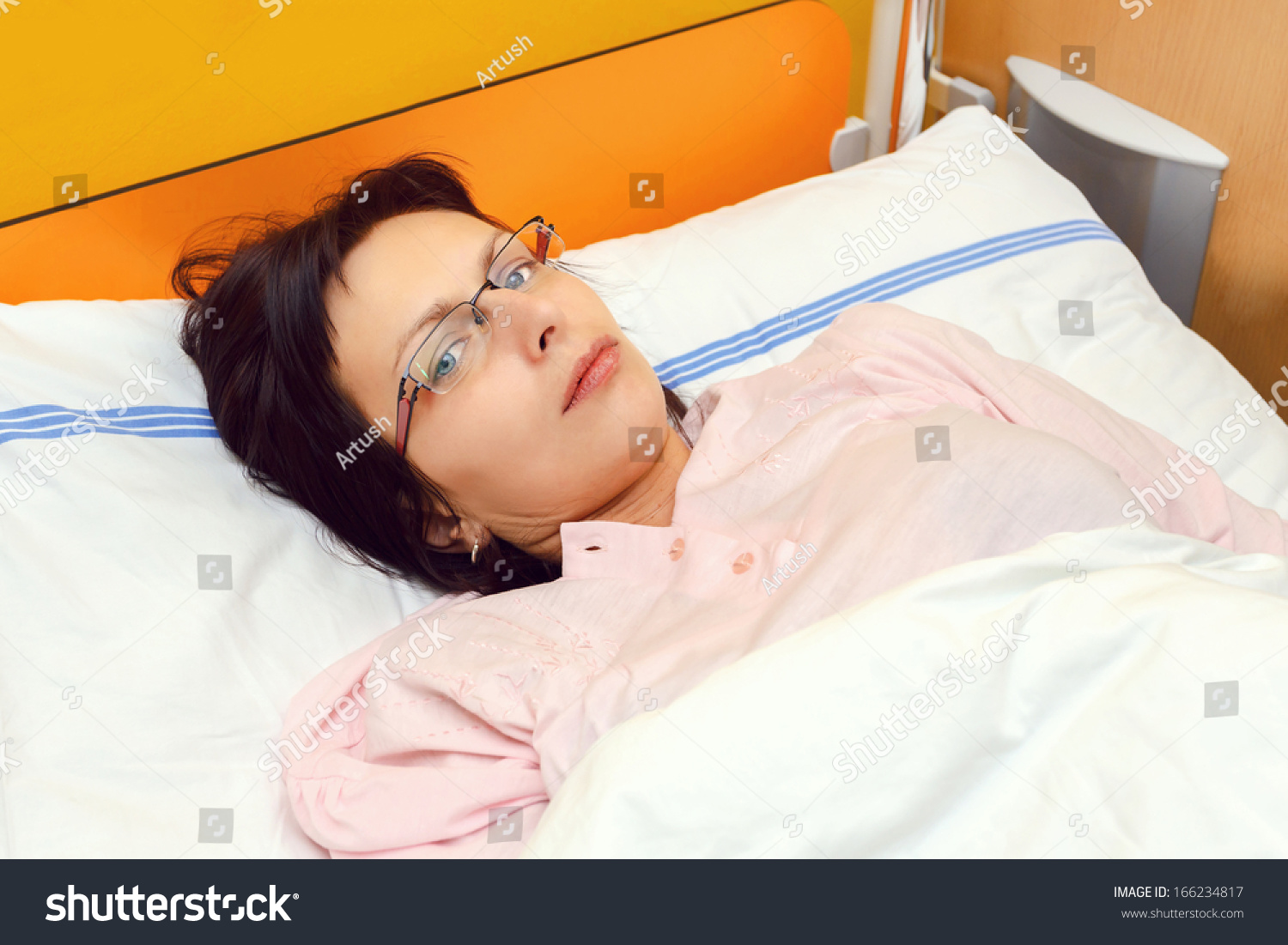 Сонник лежала в больнице. Женщина лежит в больнице фото.