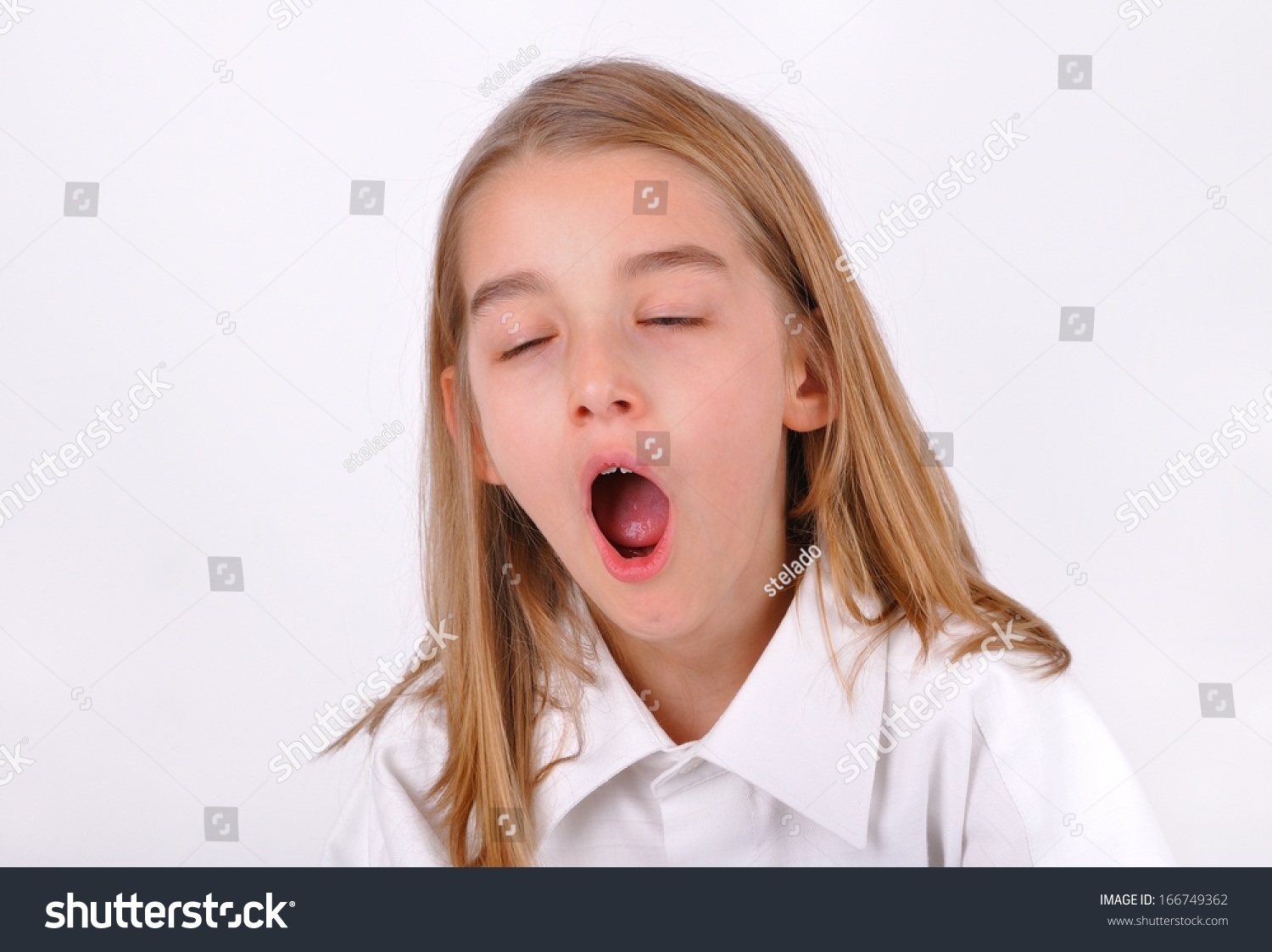 Маленькая девочка зевает