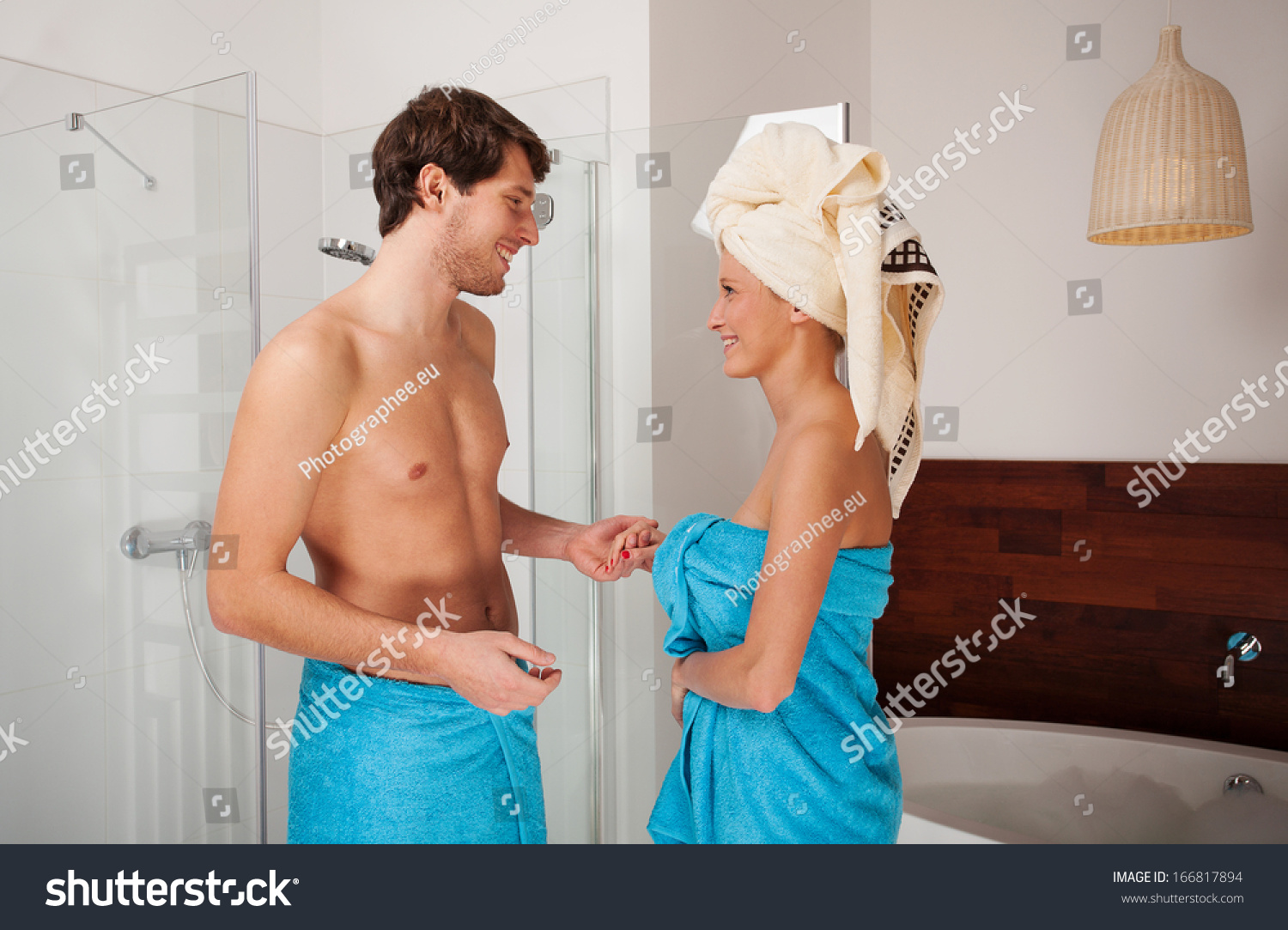 Мужчина и женщина в полотенце
