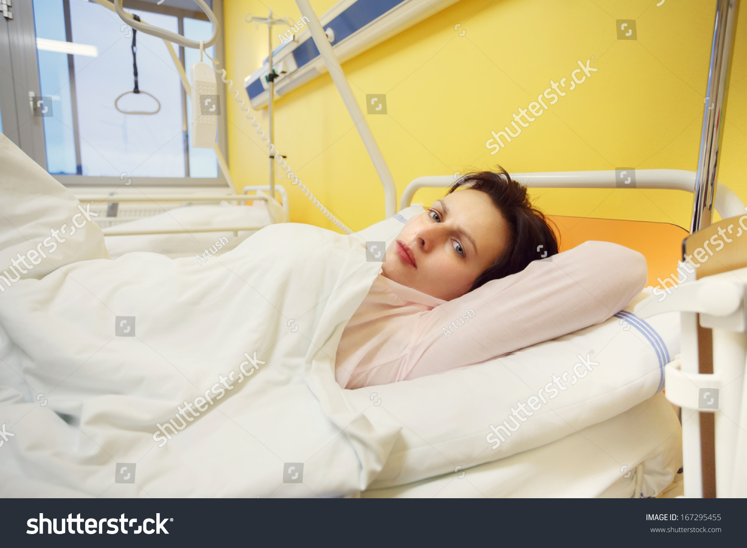 Красивая девушка в больнице лежит