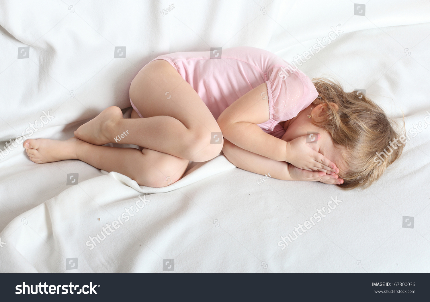 Маленькая девочка лежит на спине
