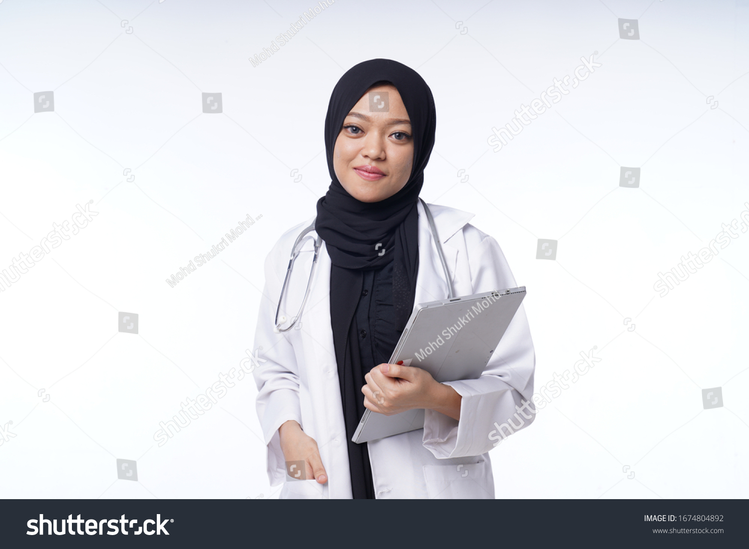 Portrait Smiling Young Female Hijab Doctor Stock Photo 1674804892 ...