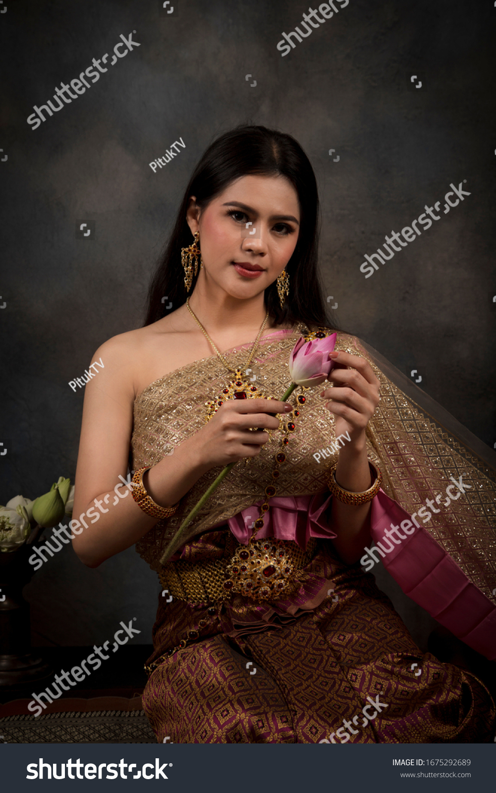 Portrait Beautiful Thai Woman Traditional Dress Stock Photo 1675292689 ...