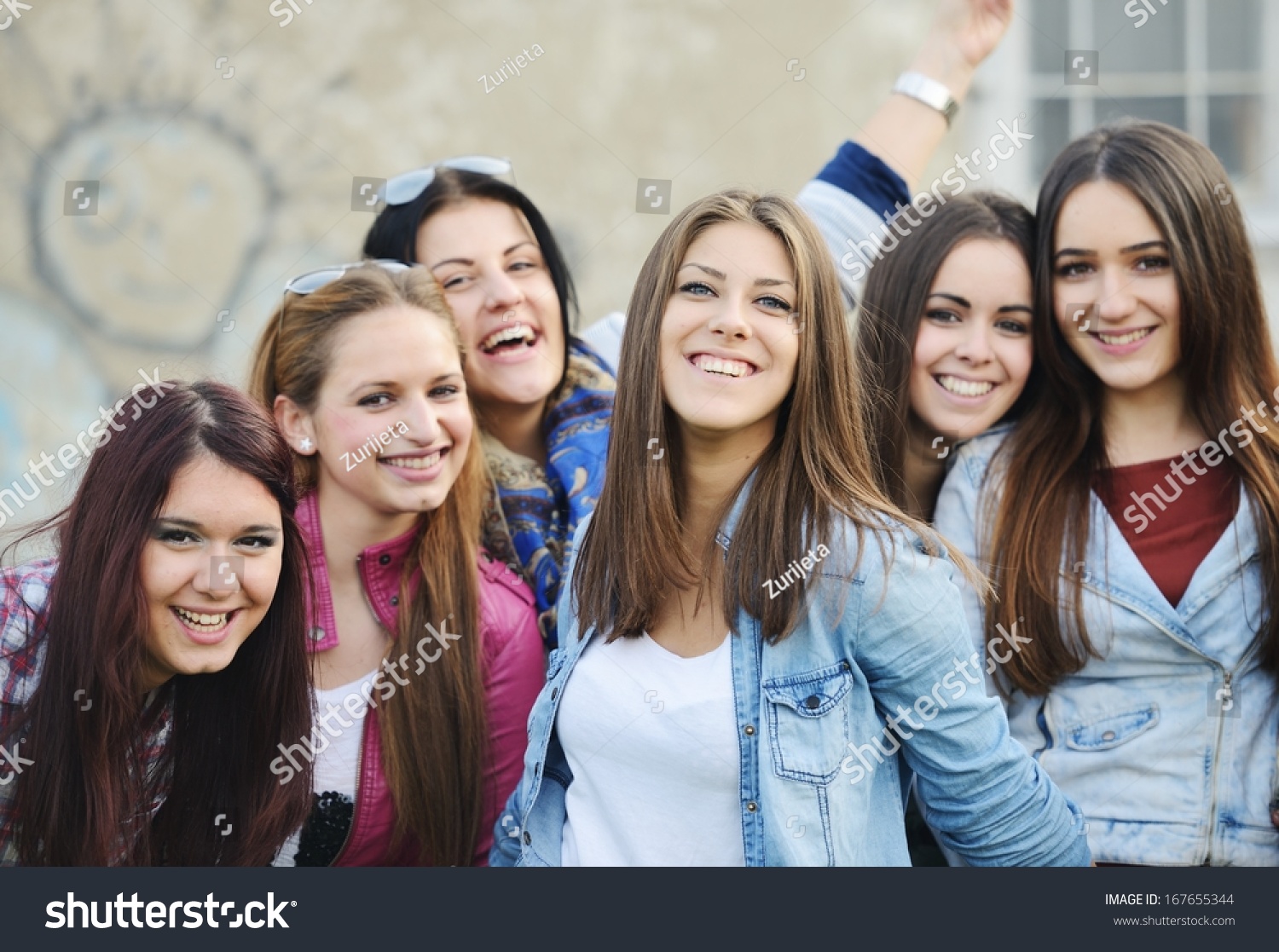 Коллектив молодых девушек