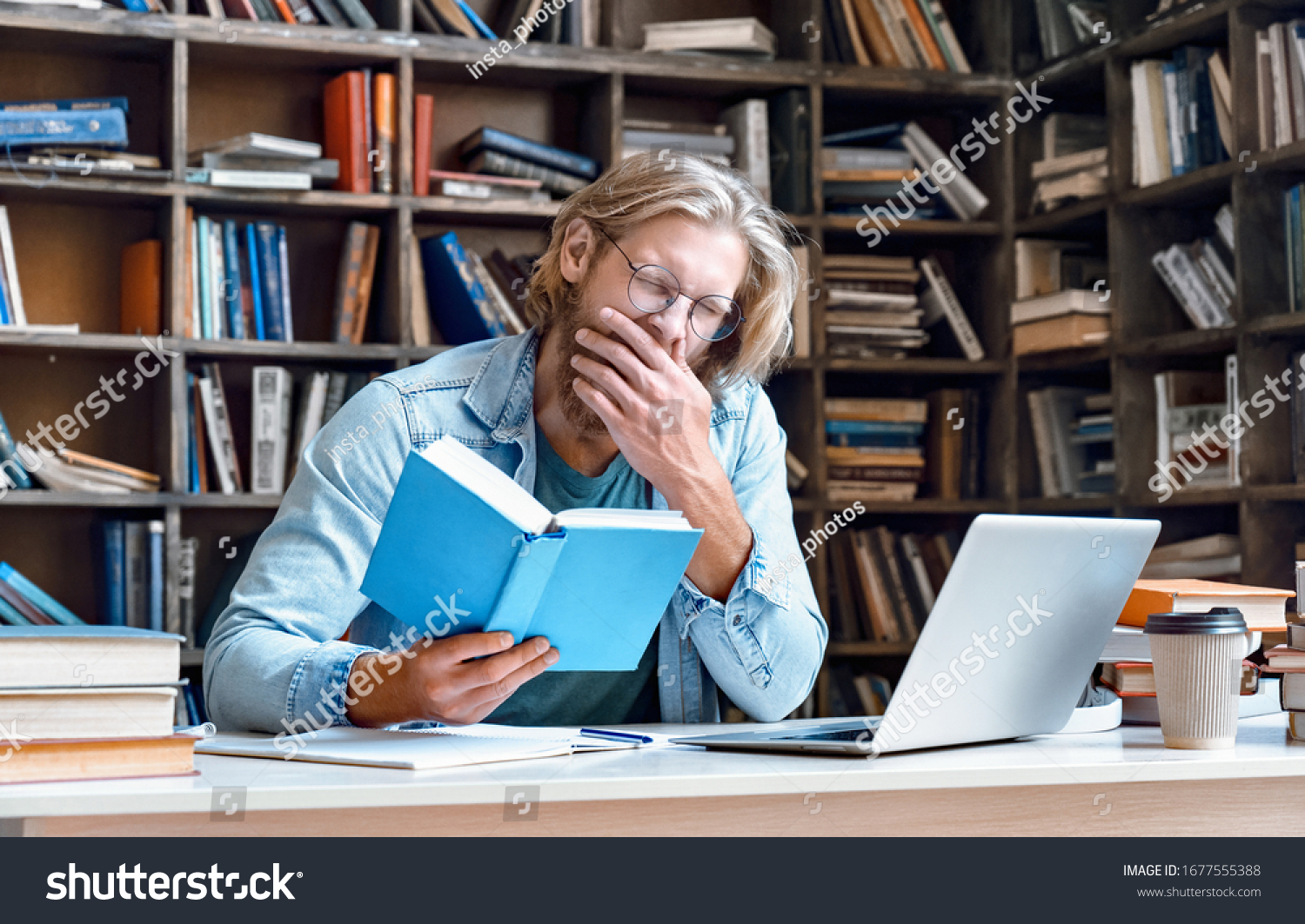 Потом читает. Bored teacher yawn. Bored in Library. Почему человек зевает. Tired student yawning studying in a Coffee shop..