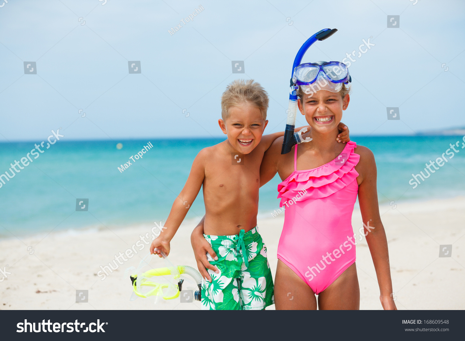 подростки на пляже с родителями