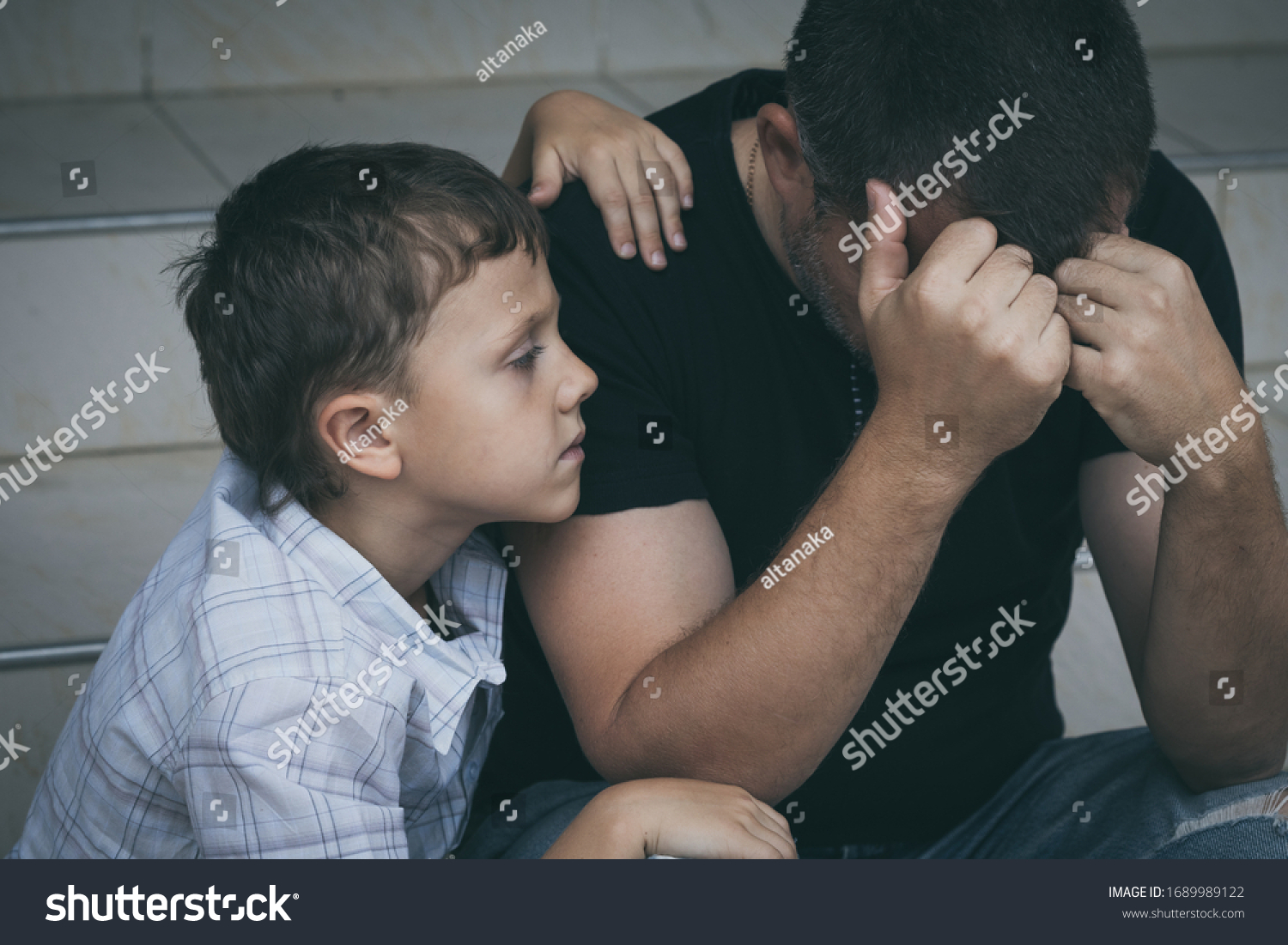 Отец подсматривает как сыновья