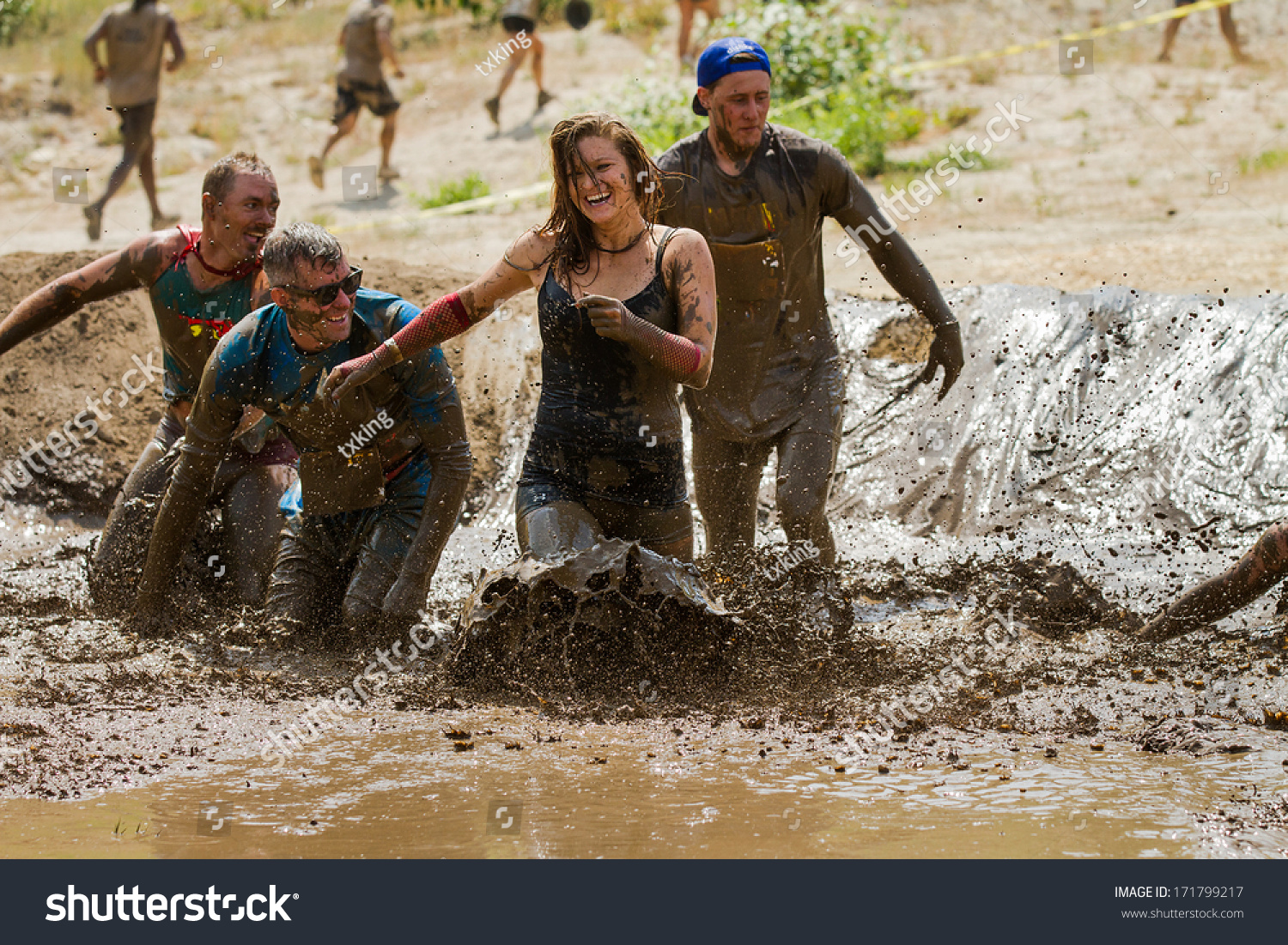 Mud's. Женские бега в грязи.