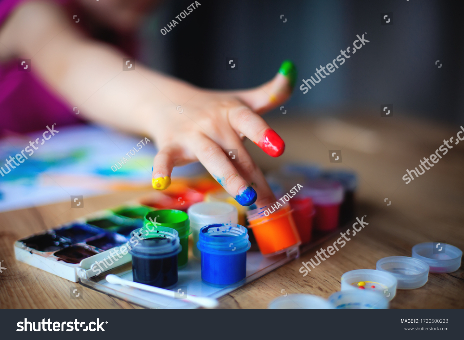 4 girls finger painting