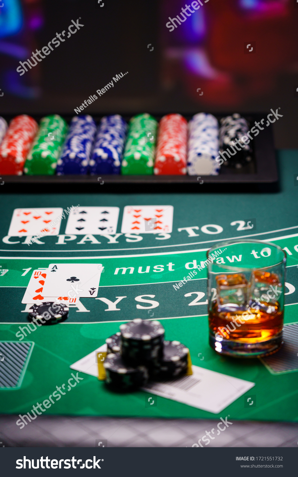オンラインカジノ カジノの緑のテーブルにスマートフォン 携帯電話 スロットマシン サイコロ カード ルーレット 3dイラスト のイラスト素材 Shutterstock