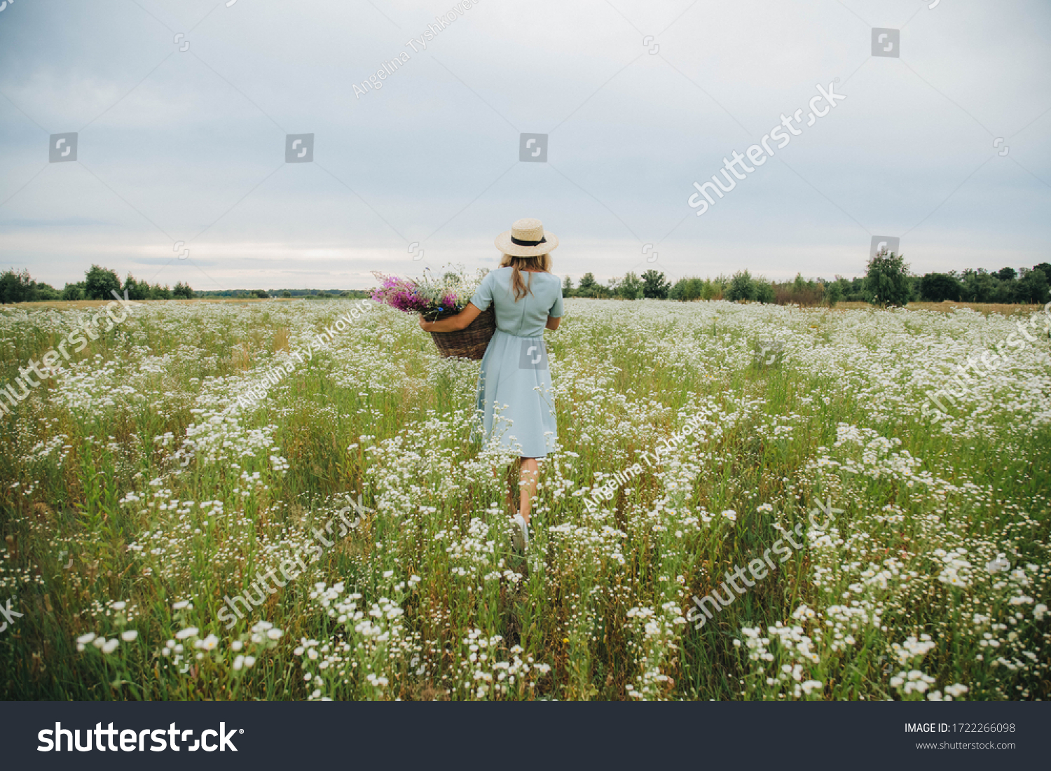 Силуэт девушки в поле ромашек