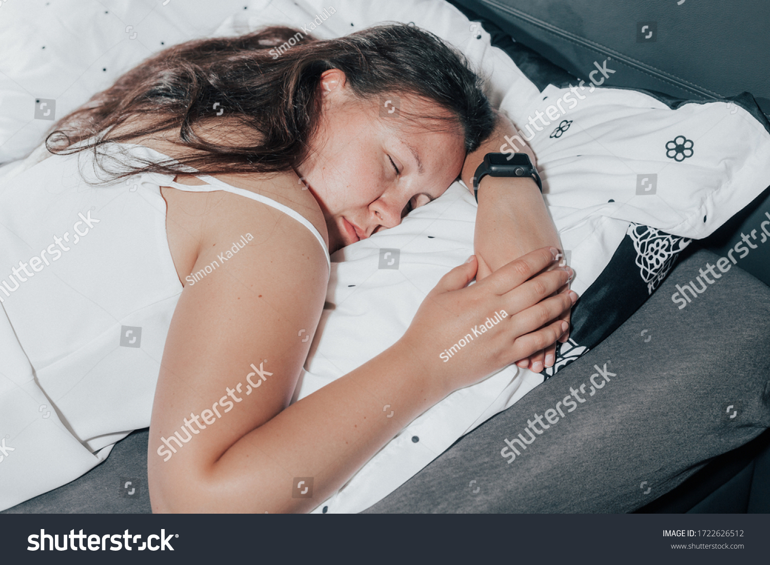 Обнять покойника во сне к чему снится. Спать на руке женщины. Женщина уснула на руках.
