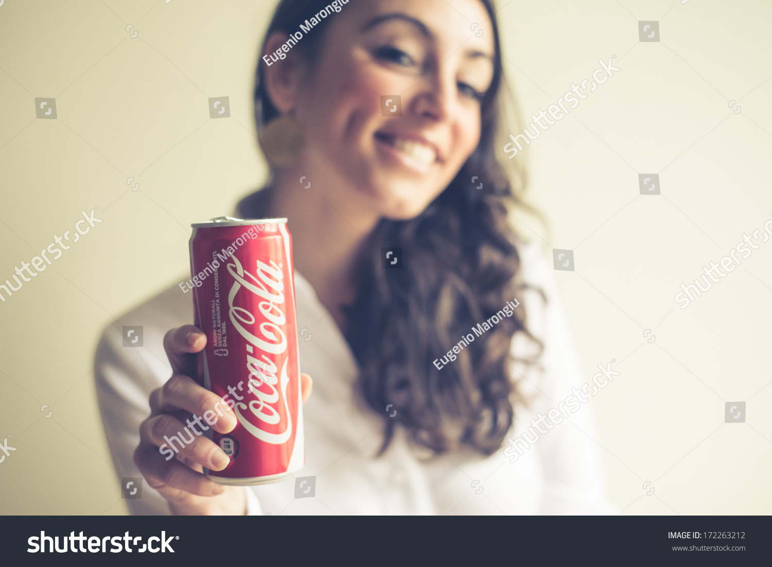 Человек пьющий колу. Девушка пьет колу. Человек с Кока колой. Девушка с Кока колой. Фотосессия Кока кола.