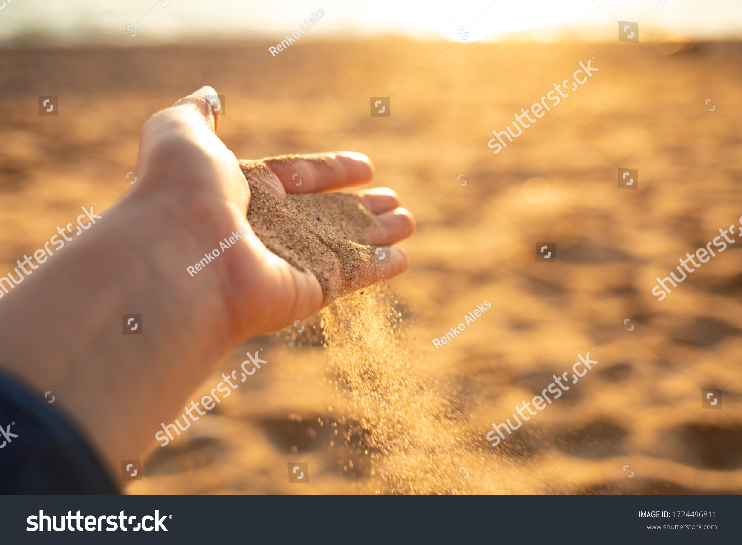 Сыплется. Песок сыпется. Песок сыпется или сыплется. Мужские и женские руки сыпят песок. Из вас песок сыпется.