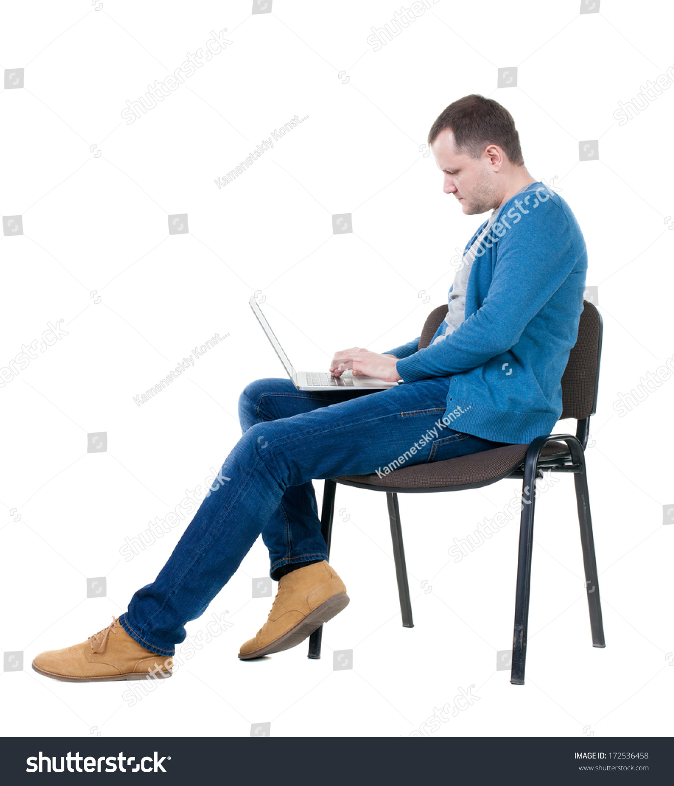 Сижу воспитываю. Мужчина сидит. Человек на стуле. Человек сидит на стуле. Человек сидит с боку.