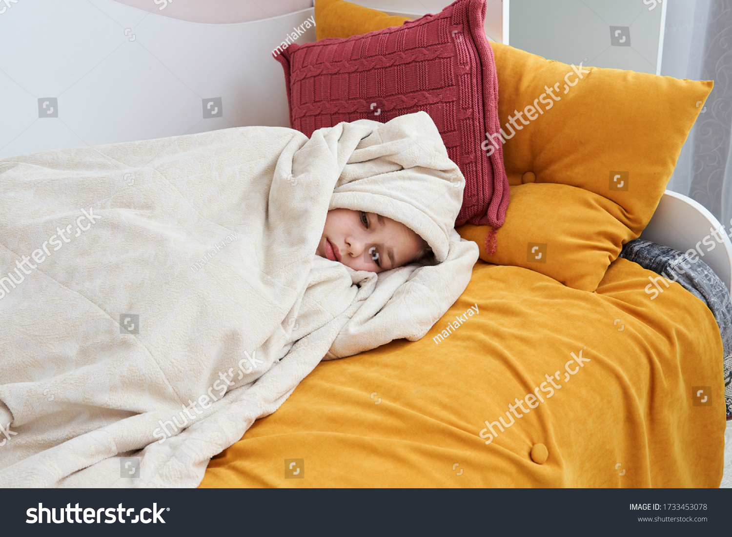 Девушка закутанная в одеяло