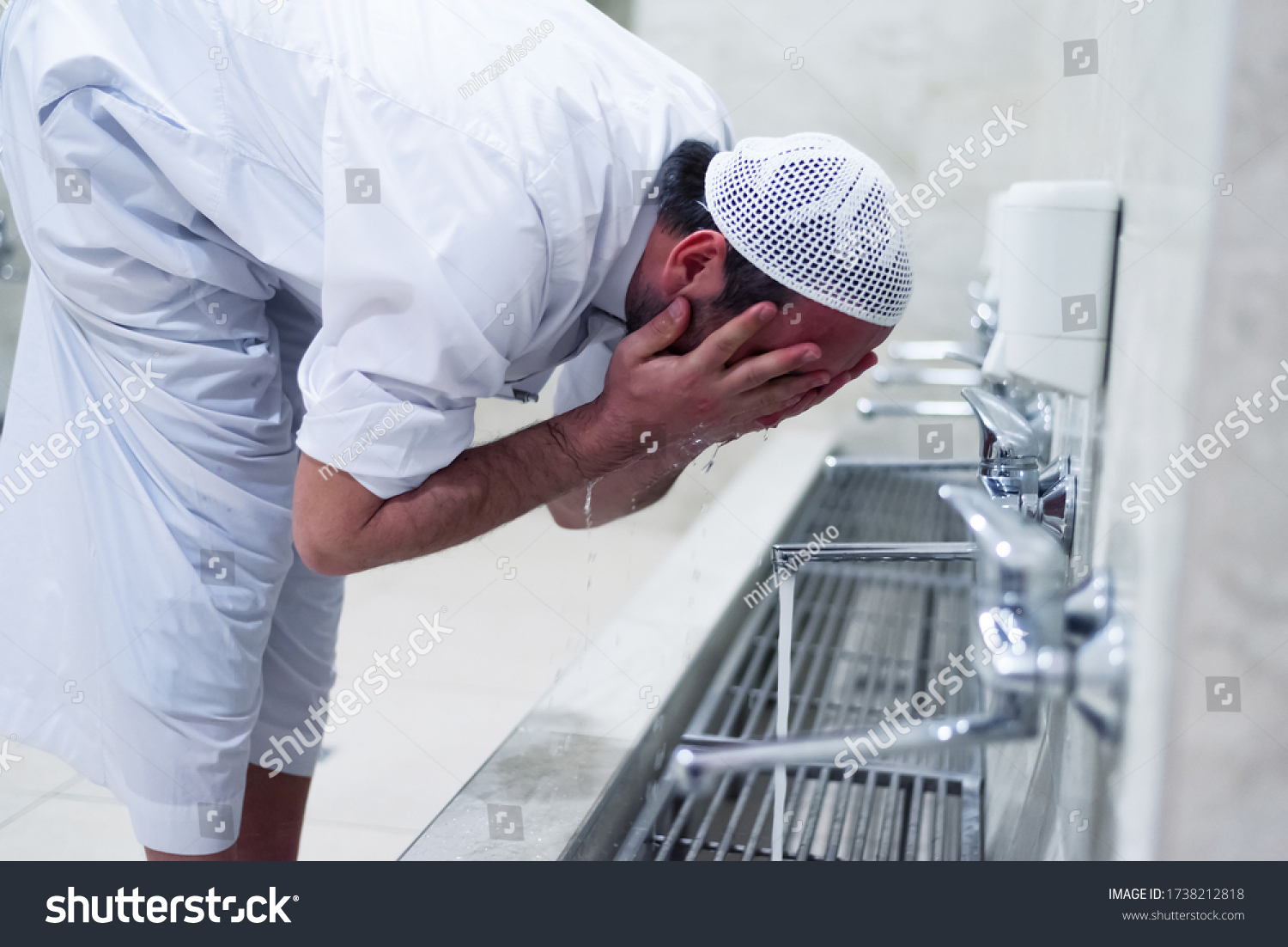 Омовение в мечети. Ablution Muslim. Омовение в Исламе. Тахарат фото.