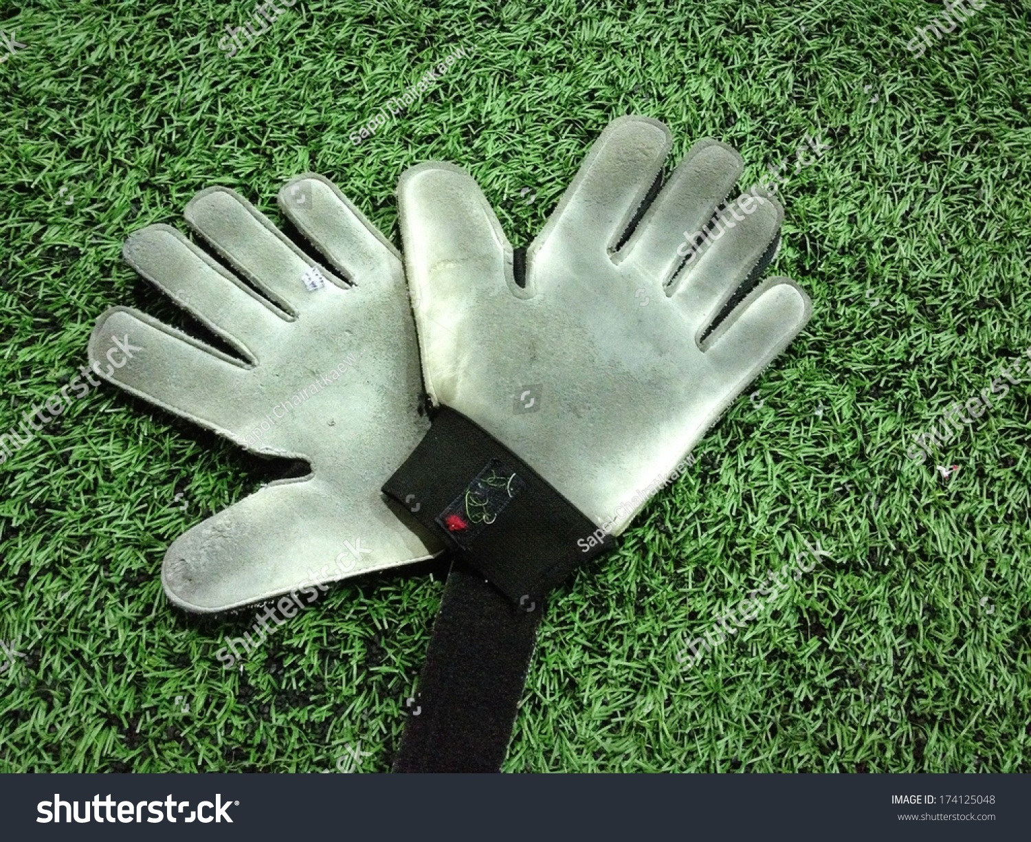 goalkeeper gloves for artificial grass