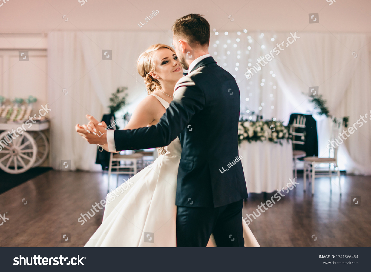 Танец молодоженов на свадьбе