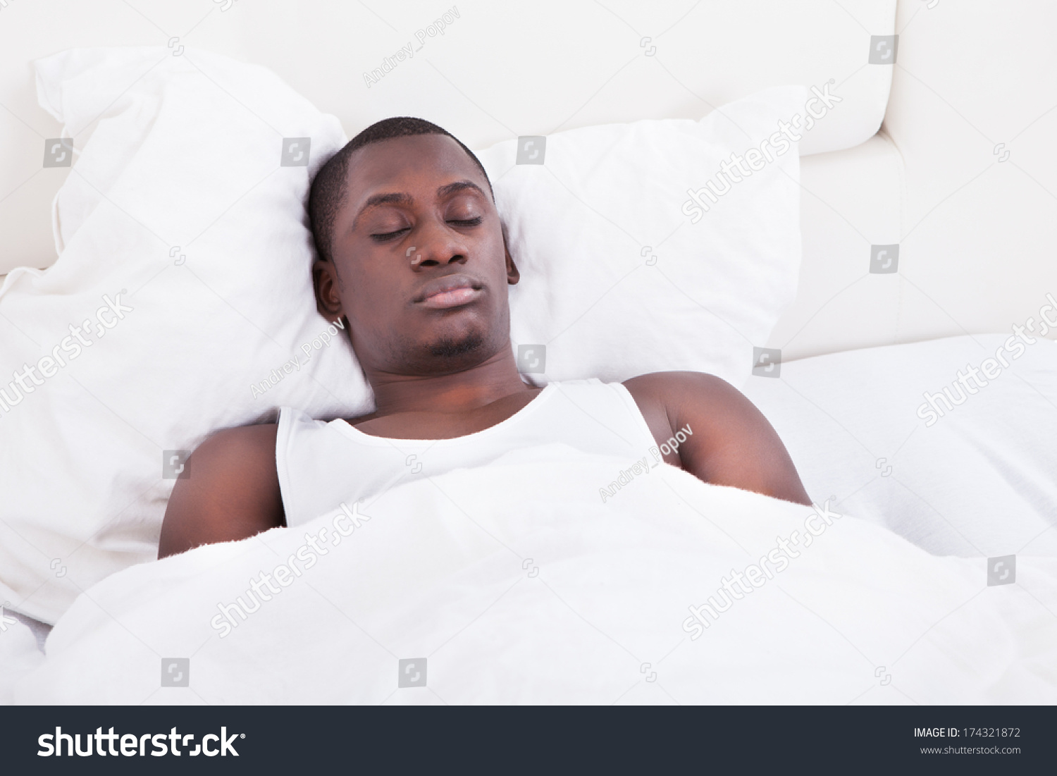 Feel himself. Негр лежит. Афроамериканец на кровати. Негр в кровати. Афроамериканцы в постели.