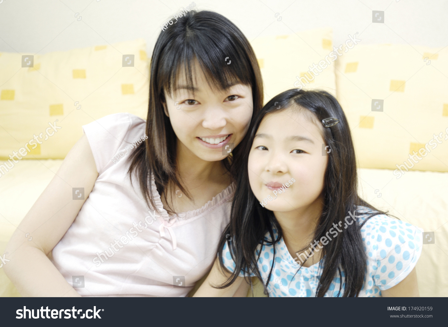 Японская мать и дочка. Японская мать. Japanese дочь. Мома Япония. Японская мамаша и дочка.