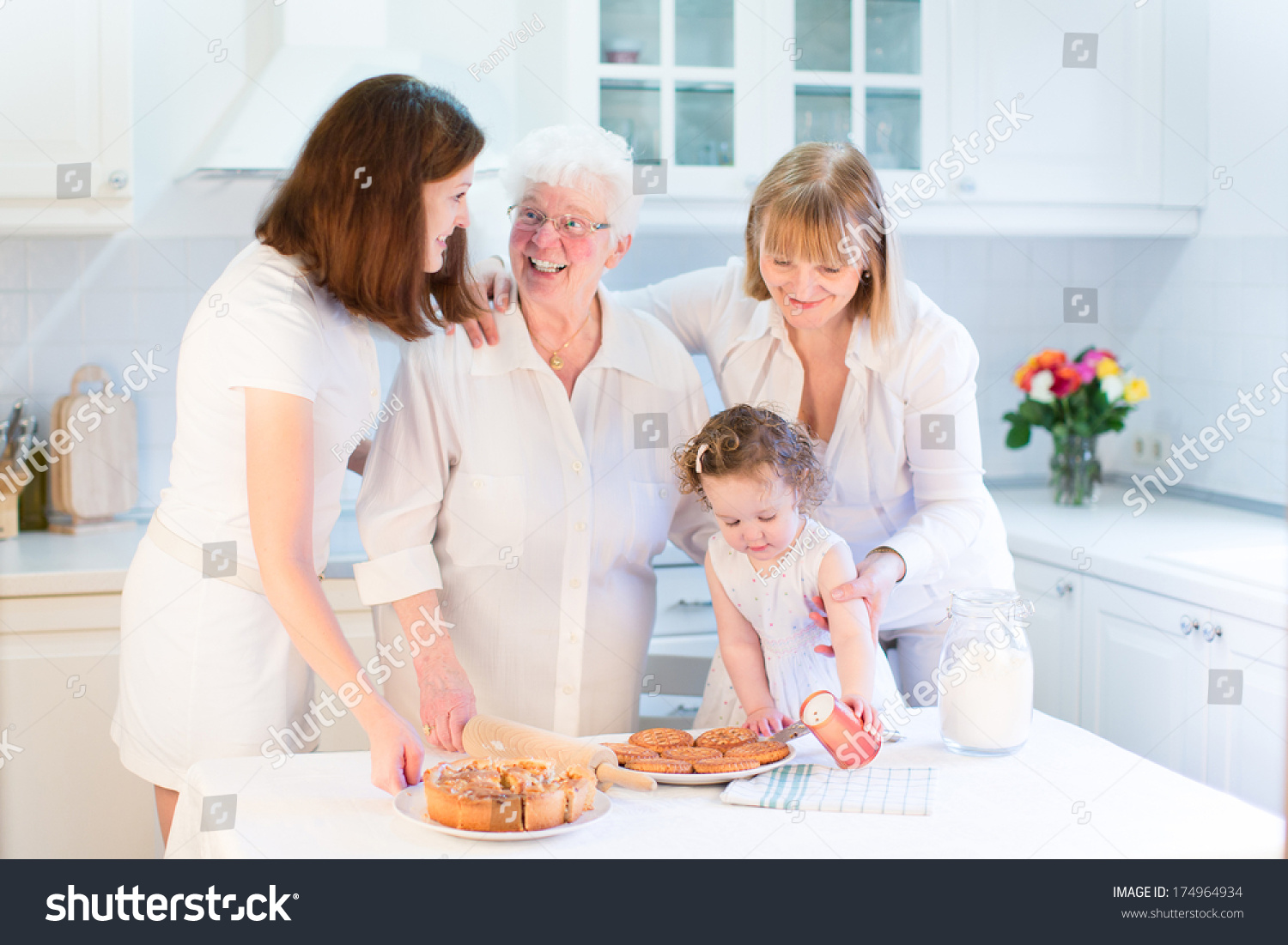 Grandmother Baking Apple Pie Her Daughter Stock Photo 174964934 ...