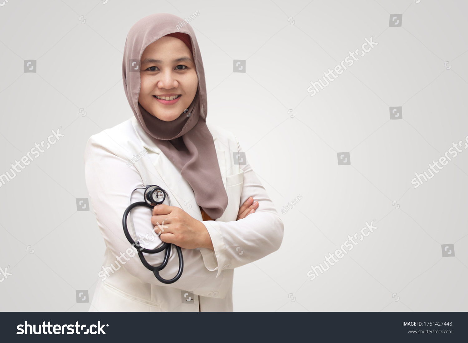 Muslim Female Doctor Wearing Hijab Suit Stock Photo 1761427448 ...