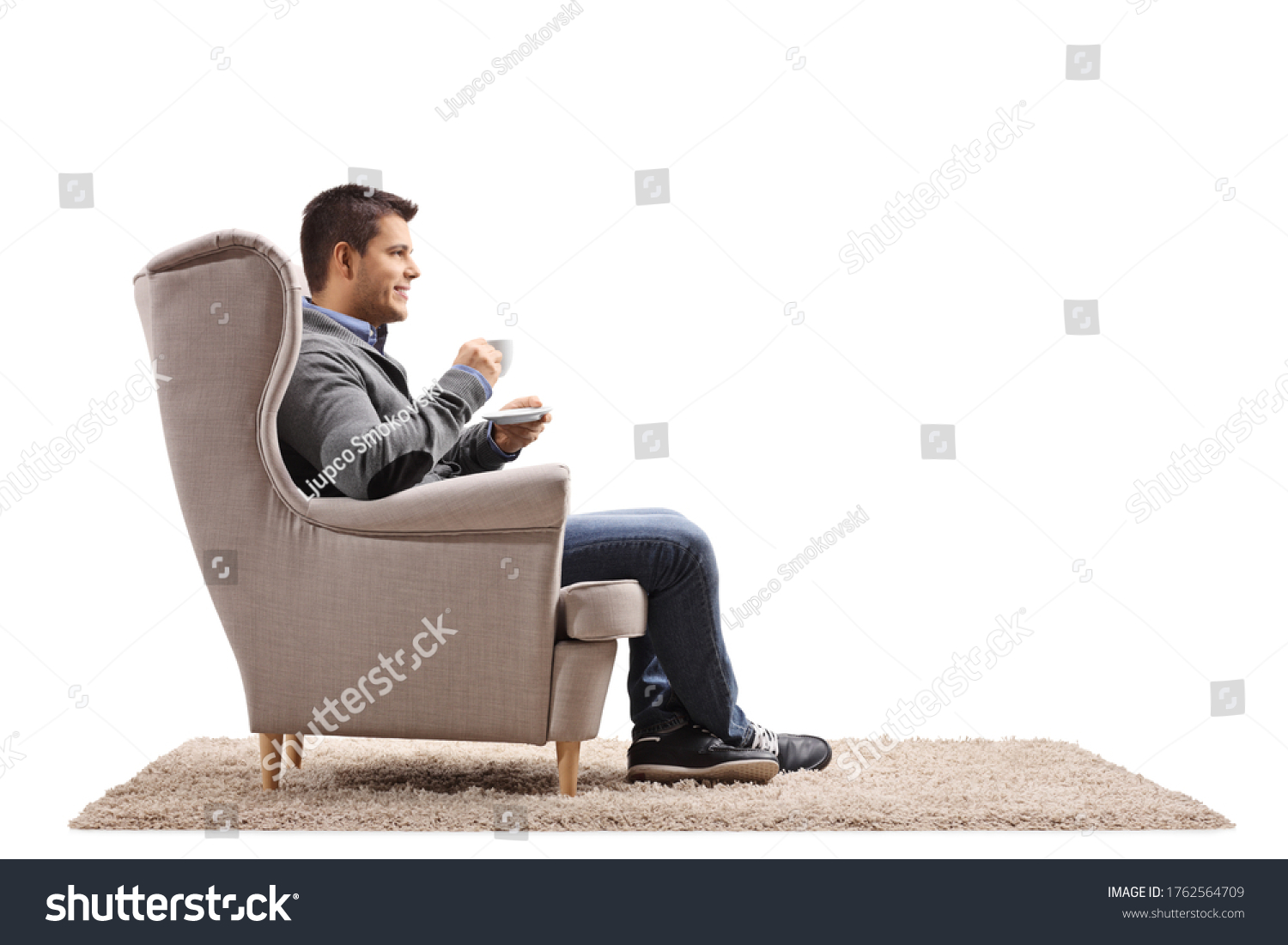 А я посижу напротив в кресле песня. Мужчина в кресле. Парень сидит в кресле. Мужчина в кресле боком. Сидит в кресле мужчина боком.