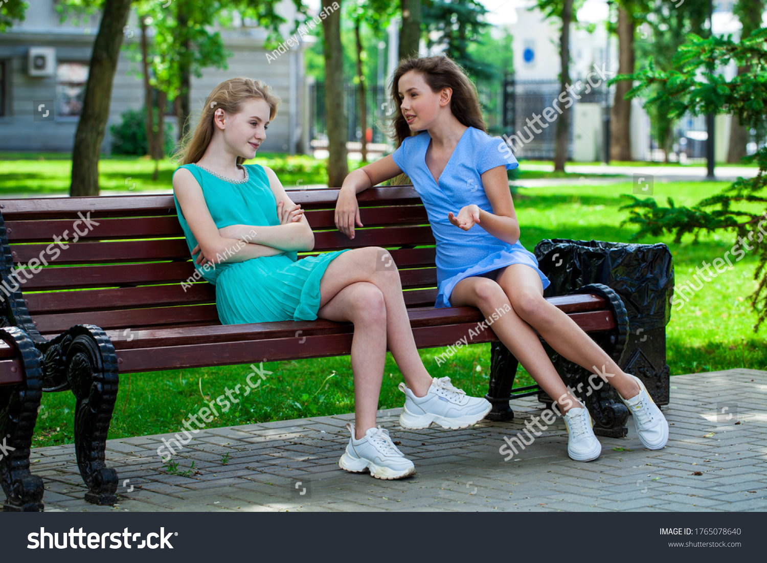 Две девушки на скамейке