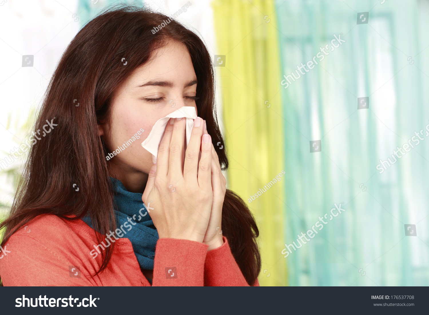 街でくしゃみを感じ 仮面をかぶる女性写真素材 Shutterstock