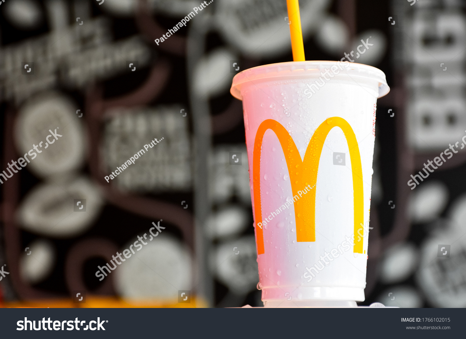 Mcdonalds Logo Has Branches Around World Stock Photo 1766102015 ...