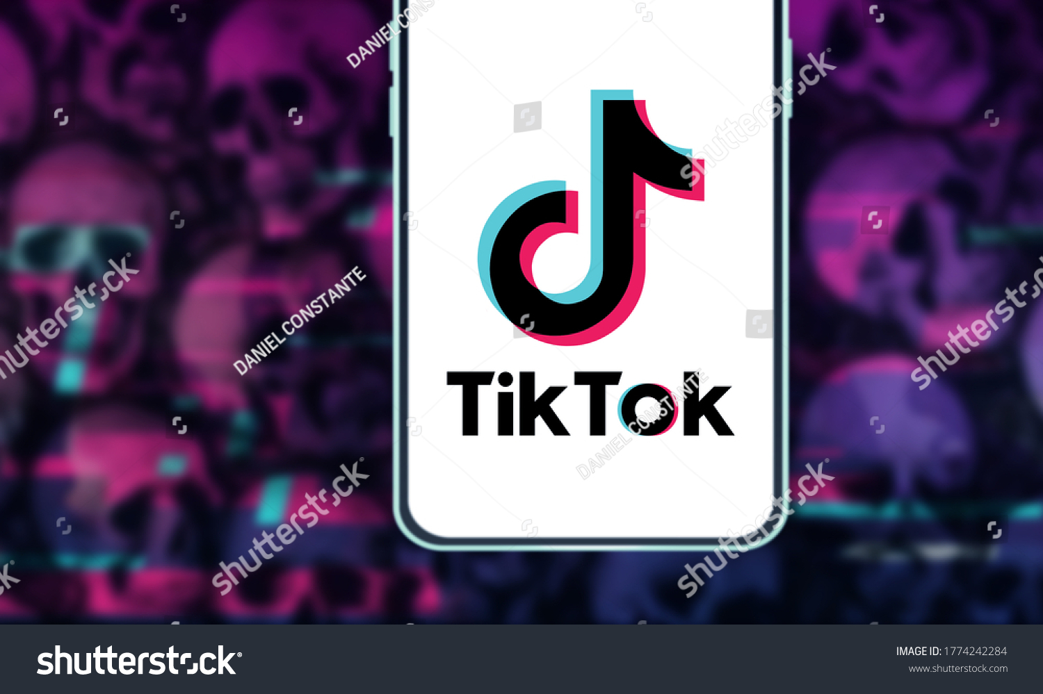 Аккаунты тик ток дешево. Тик ток 18 + лого. TIKTOK логотип на экране смарыона. Tik Tok logo PNG.