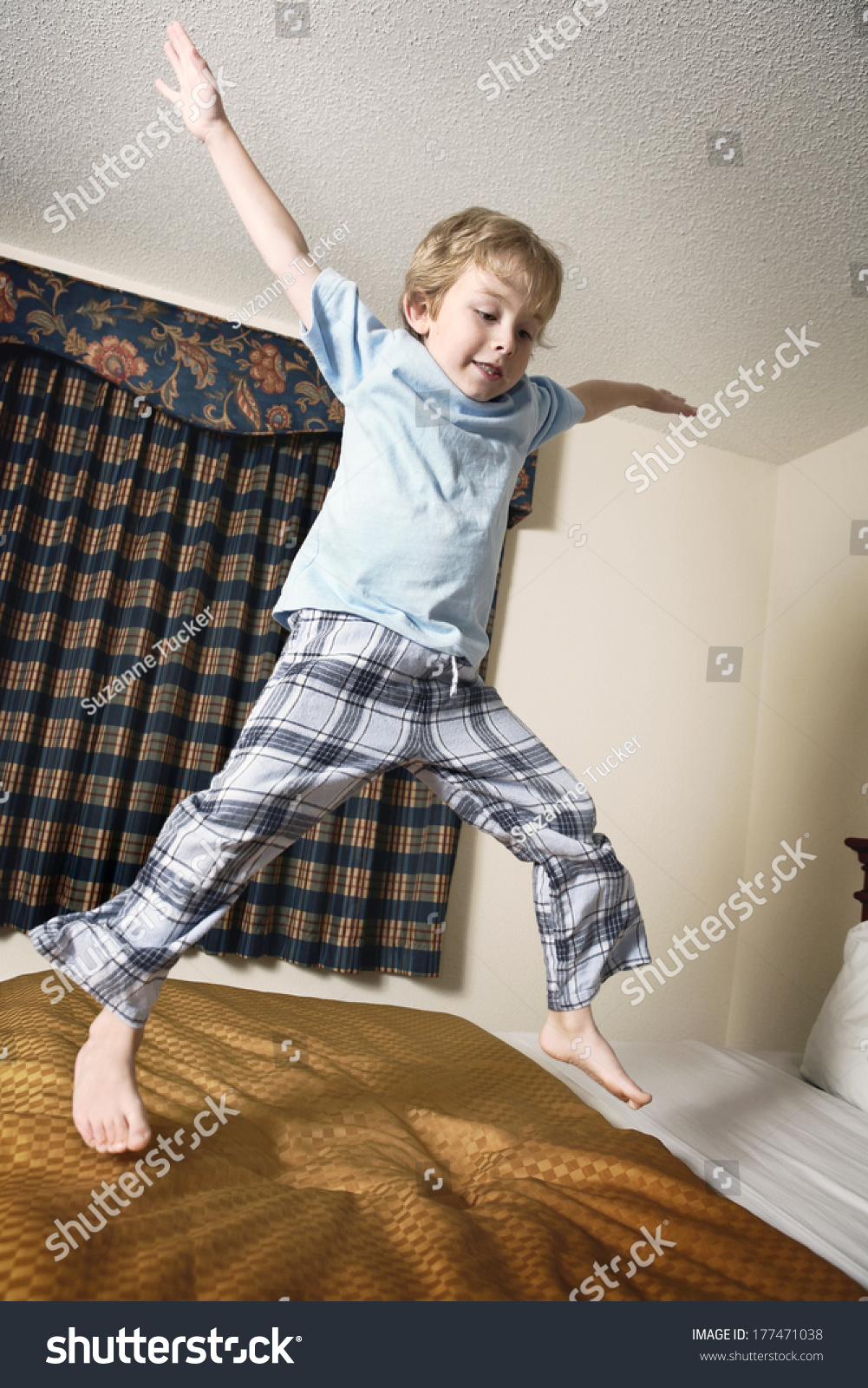 ребенок прыгает с кровати