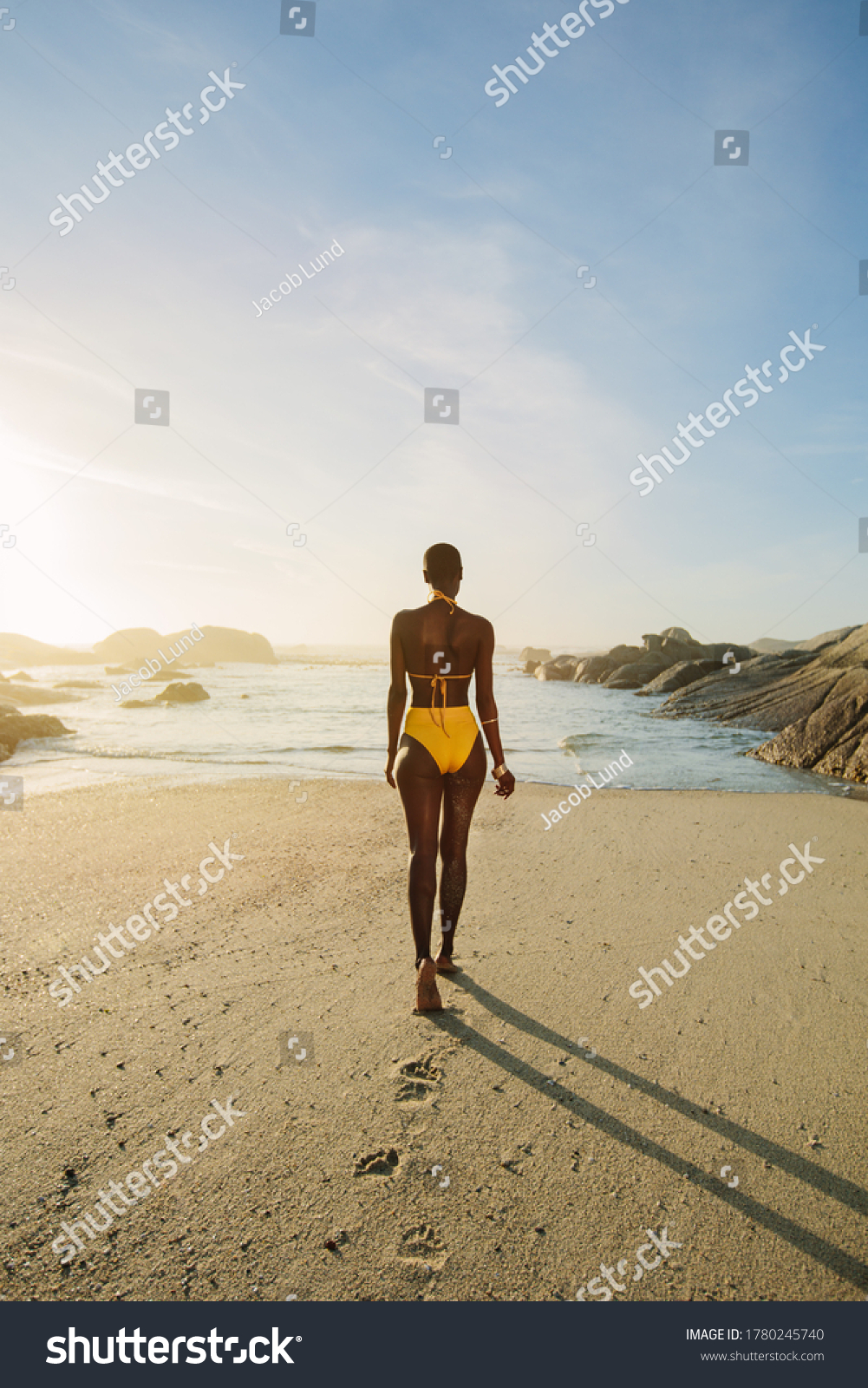 47 560 рез по запросу Woman In Yellow Bikini — изображения стоковые фотографии и векторная