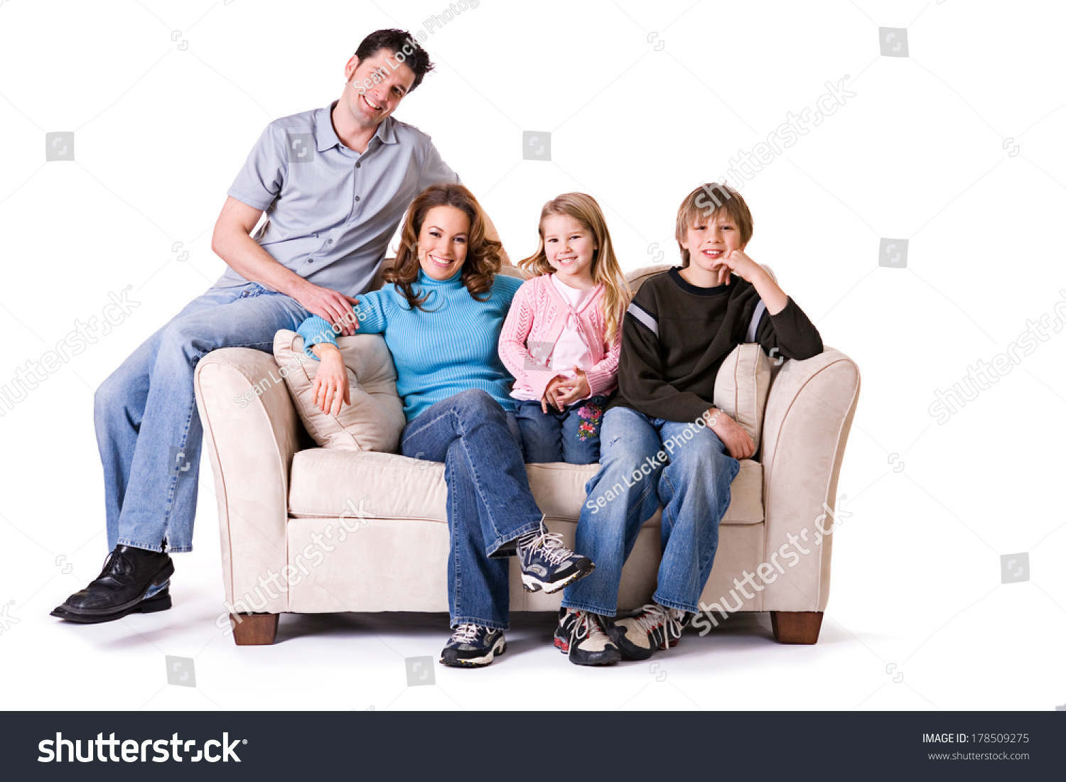 Семья на диване