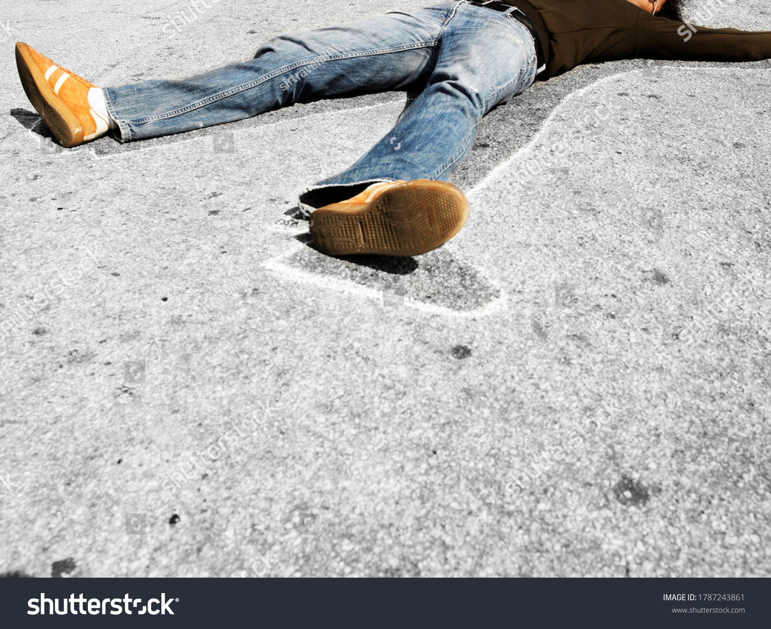 Человек лежит на бетоне