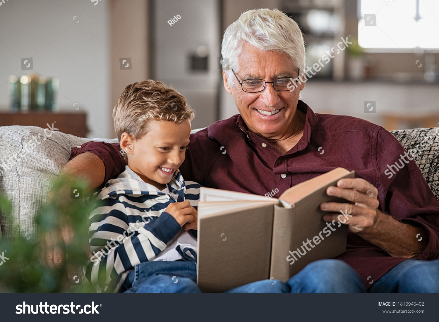 Дедушка читает внуку