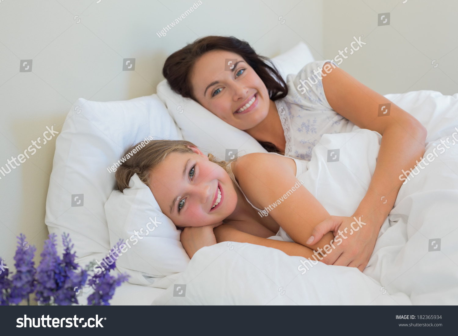 тетя и племянник на кровати