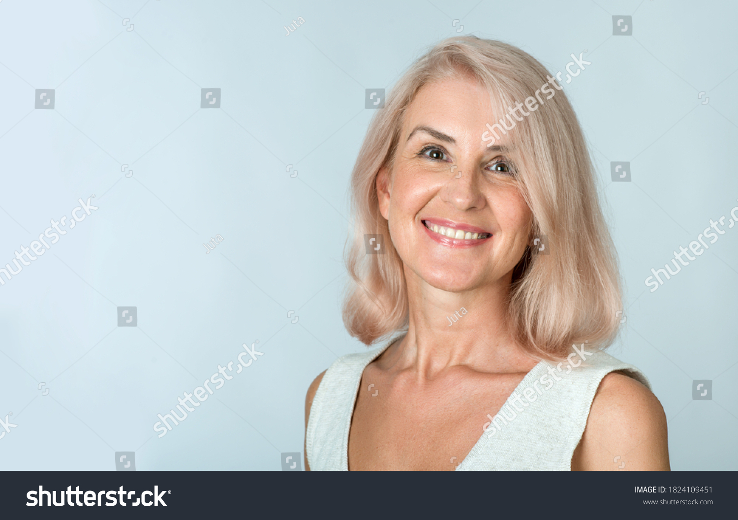 Zdjęcie Stockowe „attractive Elderly Woman Gray Hair Casual” 1824109451 Shutterstock 4149