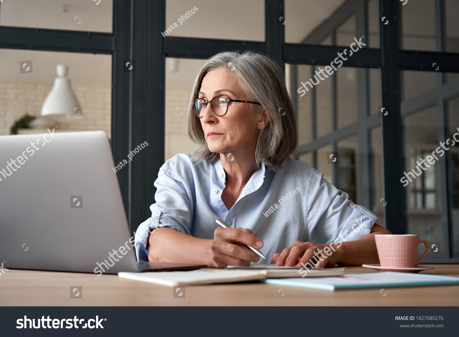 21,567 Woman 50 Office Images, Stock photo
