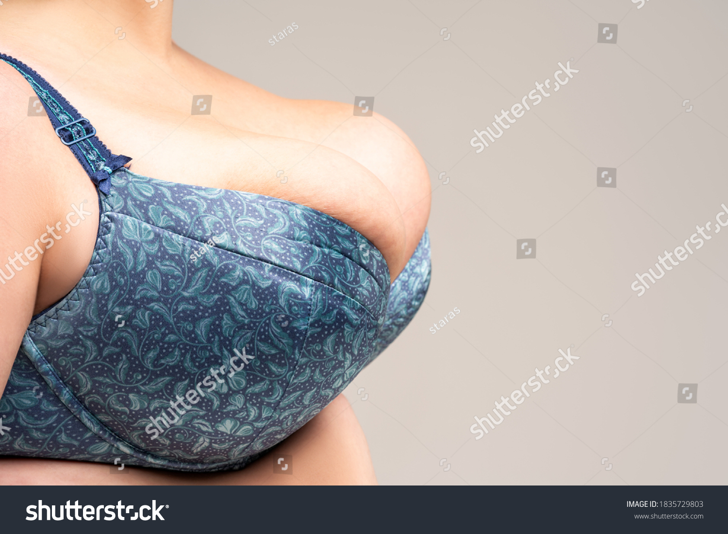 Große natürliche Brüste auf blauem BH Stockfoto Shutterstock