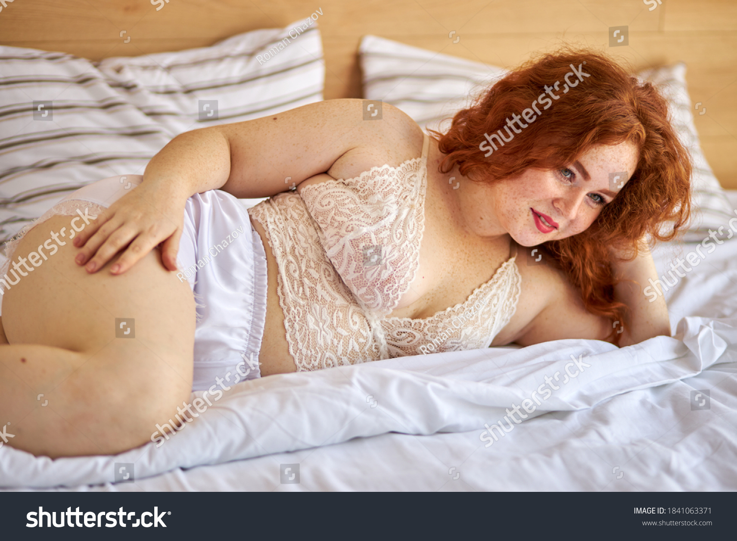 Рыжая женщина пухлая голая на кровати