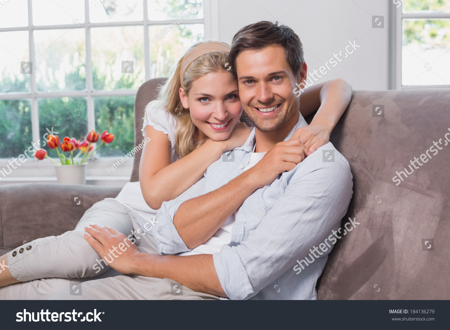 Влюбленные сидят на диване